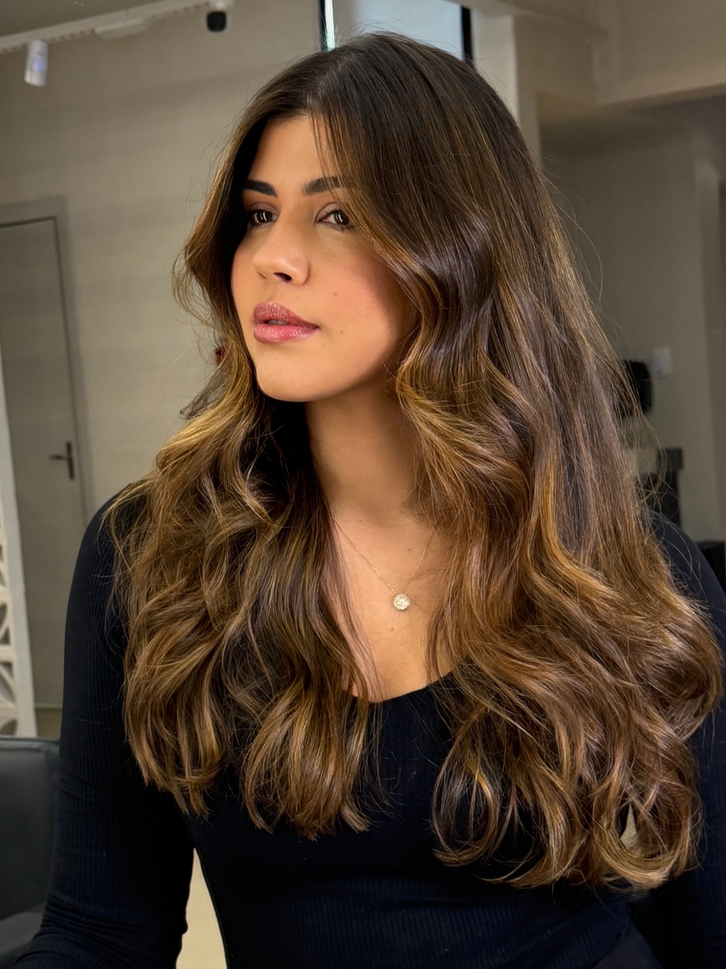 Morena iluminada com ondas